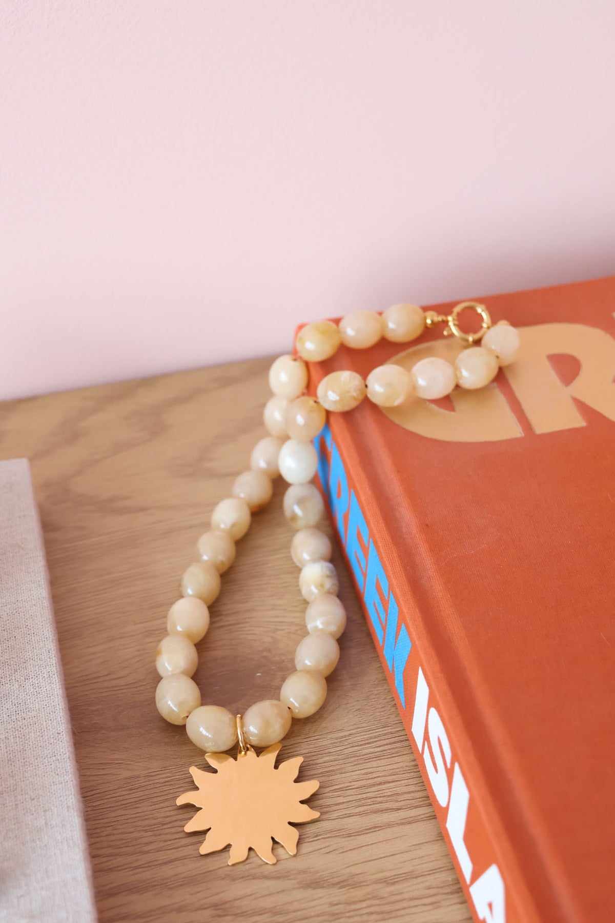 Collier Sol – Beige marbré & pendentif soleil doré