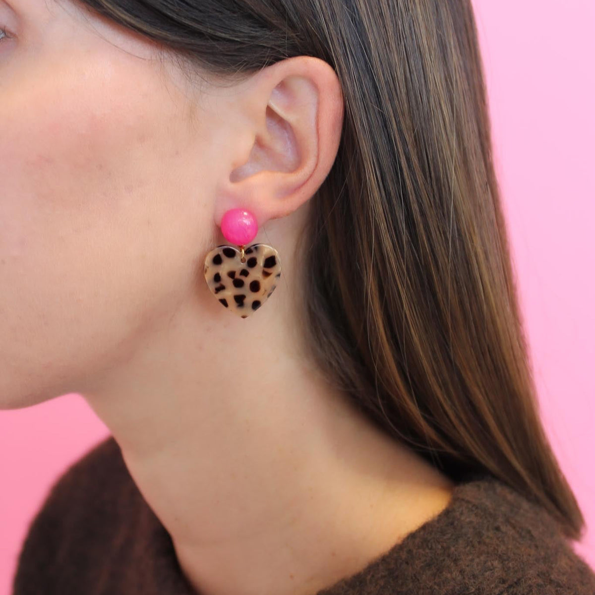 Boucles d’oreilles mini cœur – Fuchsia et léopard