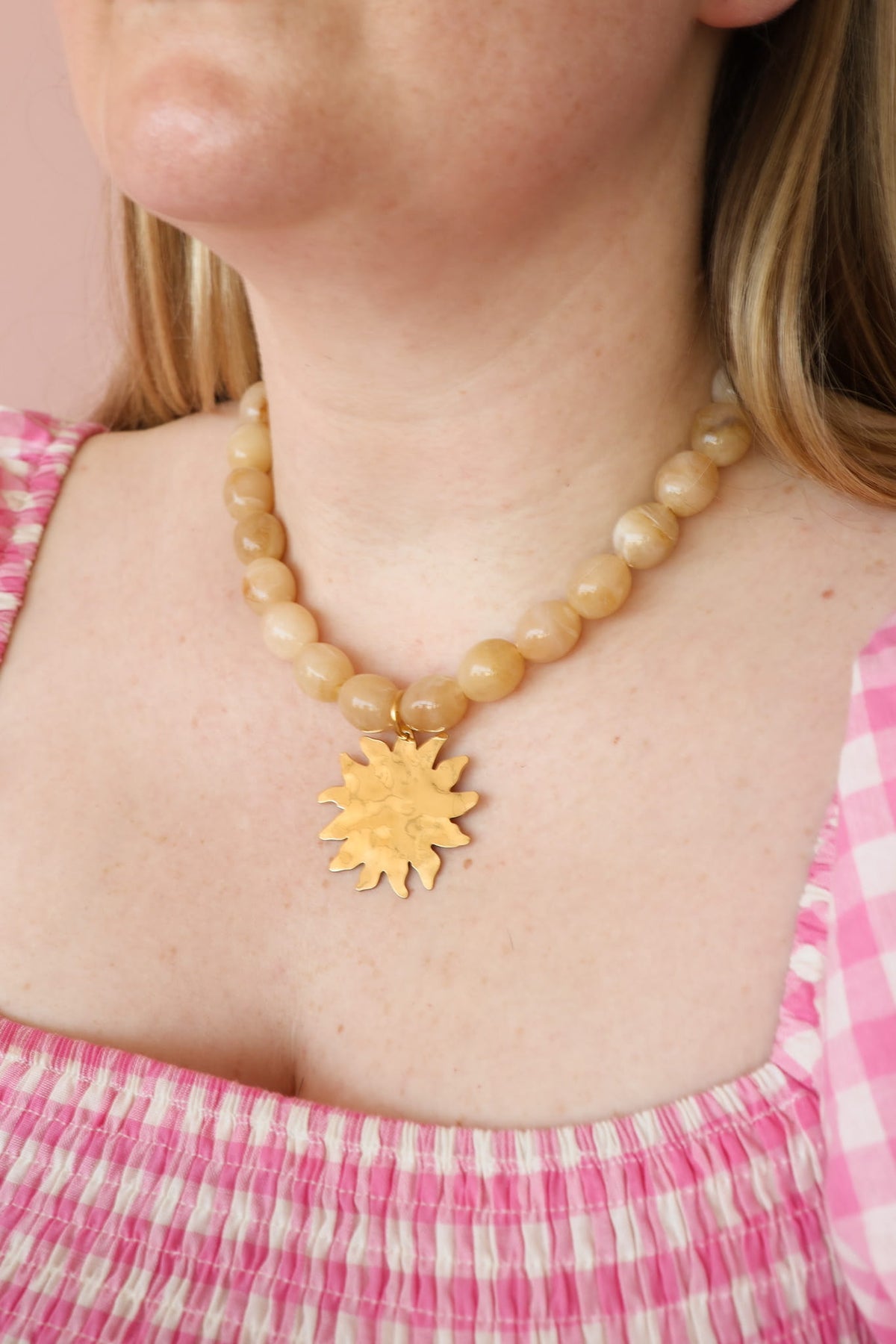 Collier Sol – Beige marbré & pendentif soleil doré